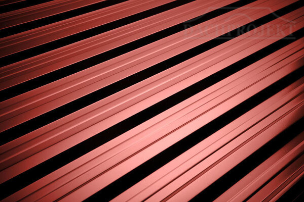 Zdjęcie przedstawia blachę trapezową T18 firmy Bratex w kolorze ciemnej czerwieni
